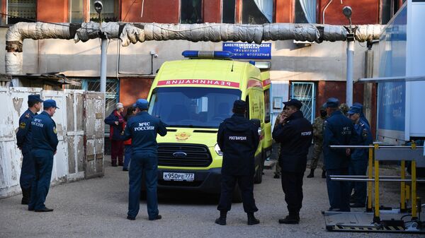 Автомобиль скорой помощи на улице в Керчи, где в Керченском политехническом колледже произошли взрыв и стрельба