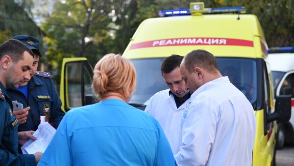 Медики у Керченской больницы № 1 имени Н. И. Пирогова, в которую госпитализированы пострадавшие при нападении на Керченский политехнический колледж