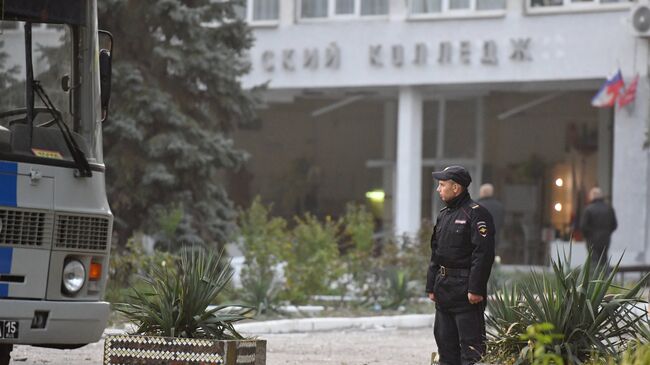 Здание Политехнического колледжа в Керчи после нападения. Архивное фото