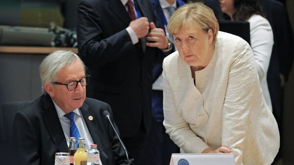 Бывший председатель Европейской комиссии Жан-Клод Юнкер и исполняющая обязанности канцлера Германии Ангела Меркель. Архивное фото
