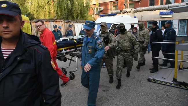 Пострадавшего при нападении на Керченский политехнический колледж эвакуируют из Керченской больницы № 1 имени Н. И. Пирогова