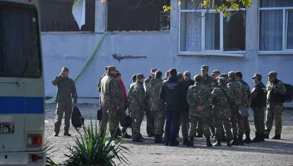 Сотрудники правоохранительных органов у здания Политехнического колледжа в Керчи