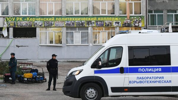 Сотрудники правоохранительных органов у здания Керченского политехнического колледжа после нападения