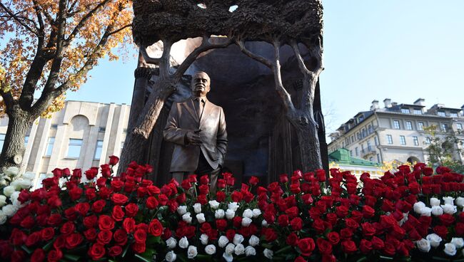 Церемония открытия памятника первому президенту Узбекистана Исламу Каримову в Москве