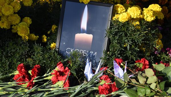 Цветы в память о погибших в Керченском политехническом колледже