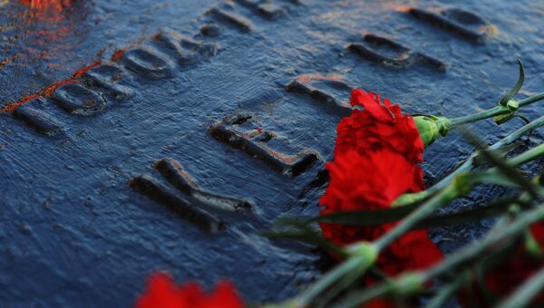 Цветы и свечи в память о погибших при нападении на колледж в Керчи на монументе города-героя Керчь в Тамбове