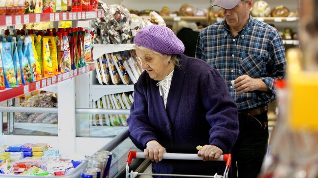 Покупатели в продуктовом магазине. Архивное фото