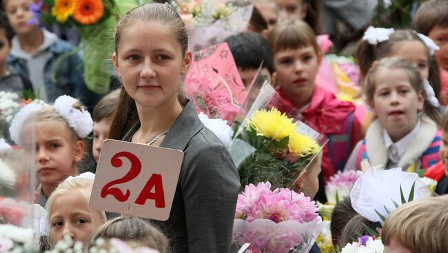 Учительница на торжественной линейке, посвященной Дню знаний. Архивное фото