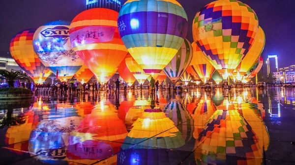 Воздушные шары на площади в провинции Гуйчжоу, Китай