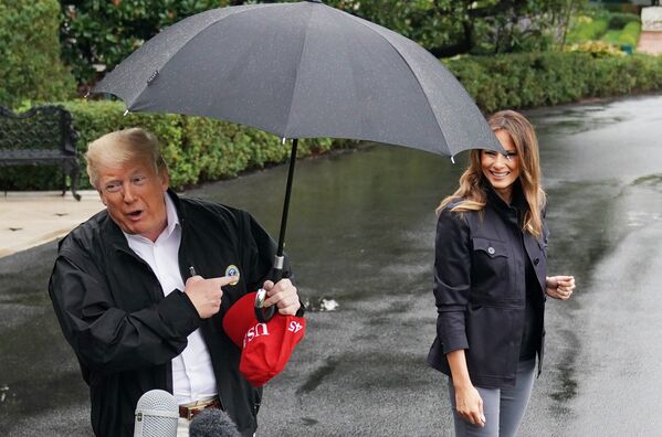 Президент США Дональд Трамп с супругой Меланьей на южной лужайке Белого дома в Вашингтоне