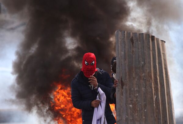 Протестующий в маске в Кашмире, Индия