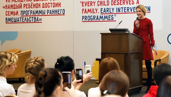 Наталья Водянова во время выступления на форуме Каждый ребенок достоин семьи