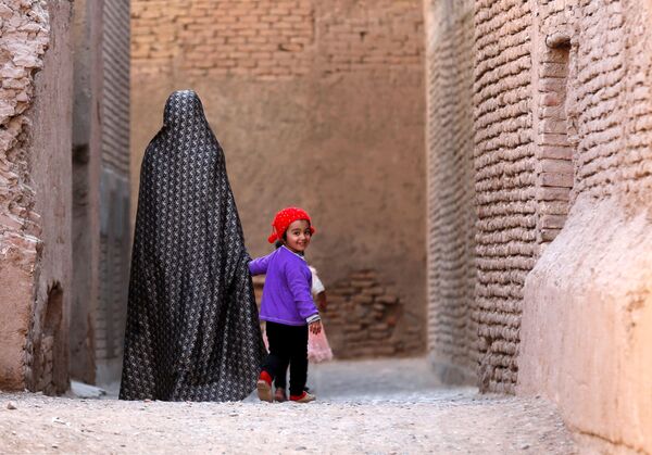 Женщина гуляет с ребенком в Старом городе провинции Герат, Афганистан. 15 октября 2018 года