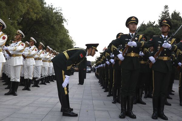 Члены почетного караула готовятся к церемонии приветствия Короля Норвегии Харальда у Большого зала народных собраний в Пекине, Китай. 16 октября 2018 года