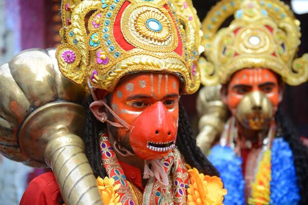 Индуистские преданные, одетые как Хануман, во время празднования Наваратри в Амритсаре