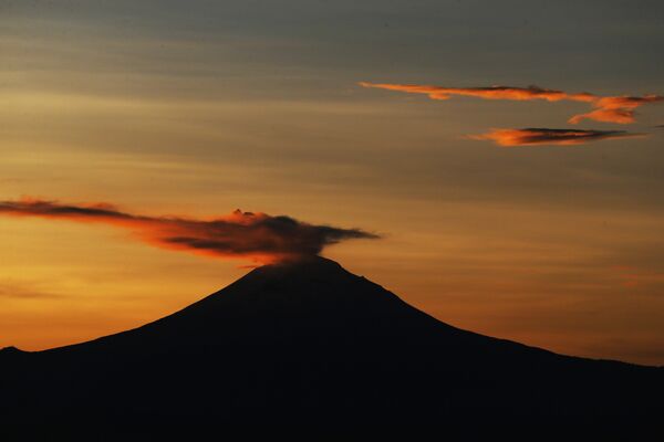 Активность вулкана Попокатепетль в Мексике