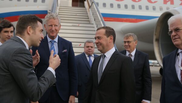 Председатель правительства РФ Дмитрий Медведев, прибывший для участия в 12-м саммите Азия – Европа (АСЕМ), во время встречи аэропорту Брюсселя. 18 октября 2018