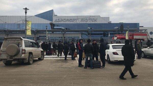 В Якутске 400 человек эвакуировали из аэропорта из-за дымовой шашки