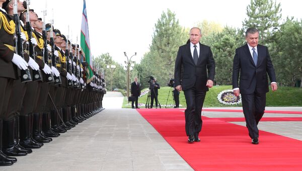 Президент РФ Владимир Путин и президент Узбекистана Шавкат Мирзиеев на церемонии официальной встречи в Ташкенте. 19 октября 2018