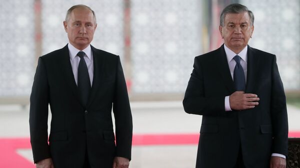Президент РФ Владимир Путин и президент Узбекистана Шавкат Мирзиеев на церемонии официальной встречи в Ташкенте