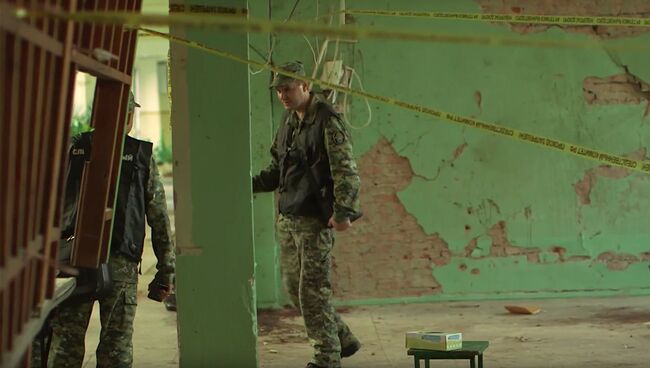 Сотрудник СК РФ на месте происшествия в Керченском политехническом колледже