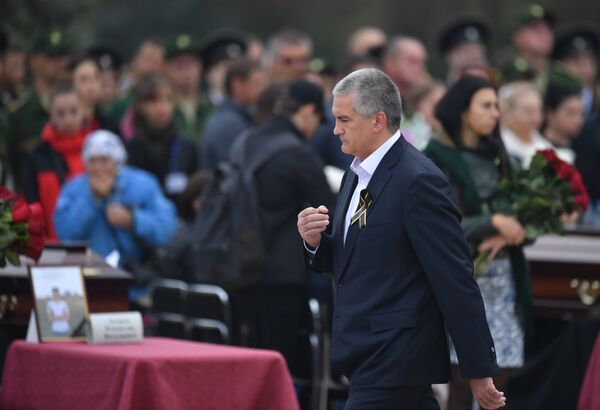 Глава Республики Крым Сергей Аксенов во время церемонии прощания с погибшими при нападении на Керченский политехнический колледж