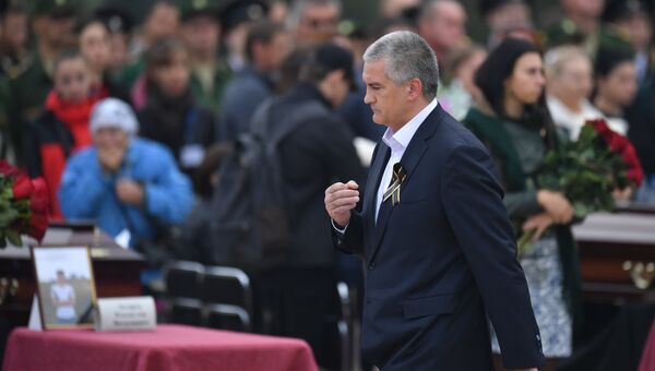 Глава Республики Крым Сергей Аксенов во время церемонии прощания с погибшими при нападении на Керченский политехнический колледж. 19 октября 2018