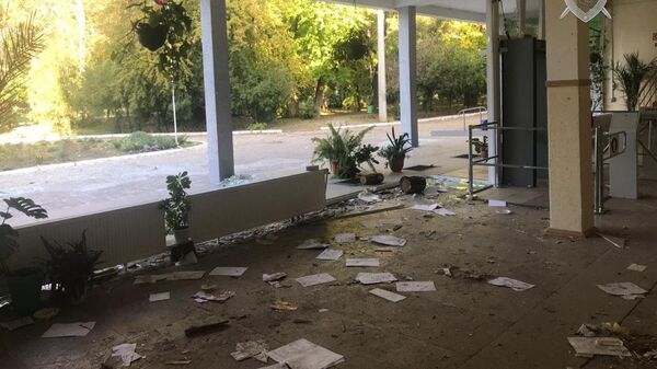 Поврежденный главный вход керченского колледжа