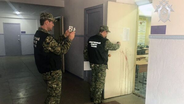 Следователи на месте происшествия в керченском колледже