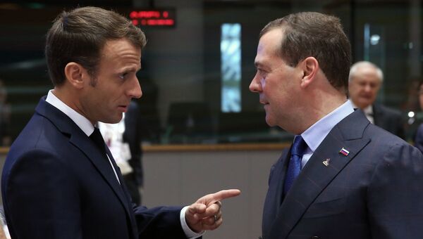 Председатель правительства РФ Дмитрий Медведев и президент Франции Эммануэль Макрон на 12-м саммите Европа – Азия (АСЕМ) в Брюсселе. 19 октября 2018