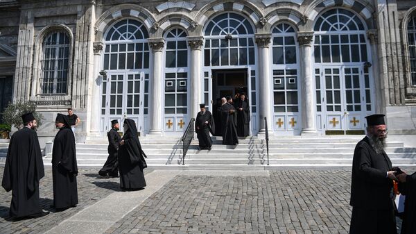 Служители Константинопольского патриархата у церкви Святой Троицы в Стамбуле