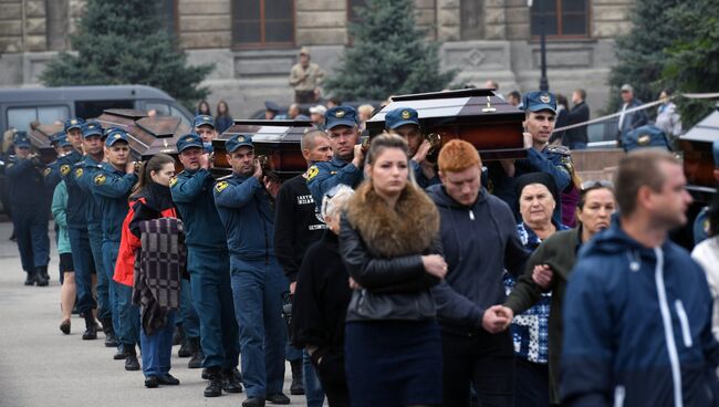 Церемония прощания с погибшими в результате трагедии в Керчи. Архивное фото