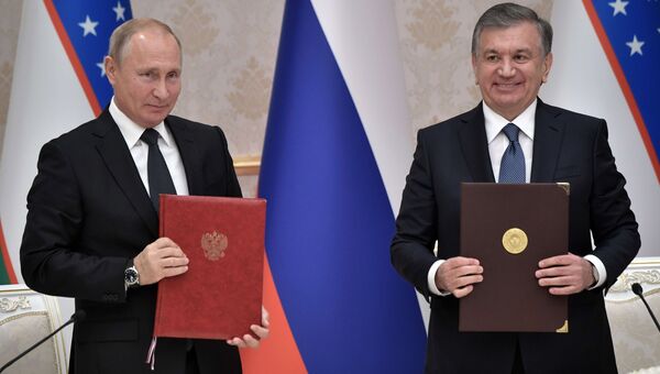 Президент РФ Владимир Путин и президент Узбекистана Шавкат Мирзиеев на церемонии подписания совместных документов
