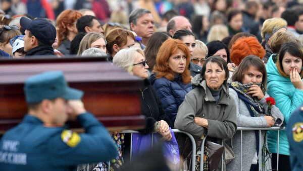 Жители на площади Ленина в Керчи, где проходит церемония прощания с погибшими при нападении на Керченский политехнический колледж