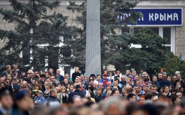 Жители на площади Ленина в Керчи, где проходит церемония прощания с погибшими при нападении на Керченский политехнический колледж