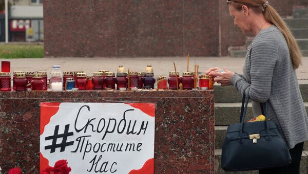 Жители Симферополя несут цветы и свечи к народным мемориалам в память о погибших при нападении на политехнический колледж в Керчи