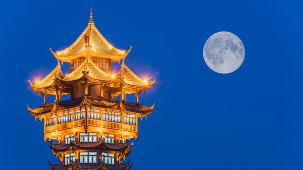 Традиционная китайская башня на фоне Луны, Чэнду, Китай
