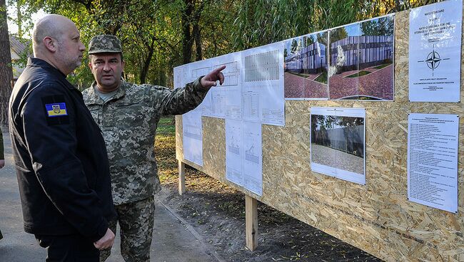 Александр Турчинов на строительной площадке нового разведывательного центра на Украине