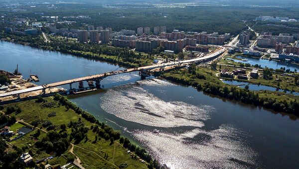 Строительство автомобильного моста через реку Волгу в г. Дубна Московской области. Архивное фото