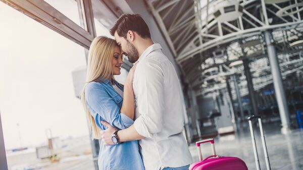 Молодая пара в аэропорту