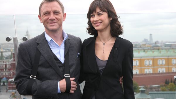 Британский актер Дэниел Крэйг и Ольга Куриленко перед пресс-конференцией на крыше отеля Риц