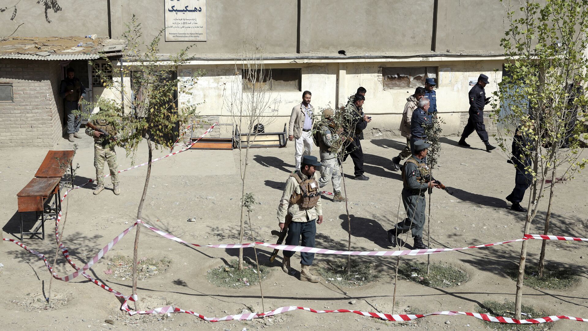 Силы безопасности патрулируют улицу после взрыва бомбы возле избирательного участка в Кабуле, Афганистан. 20 октября 2018 - РИА Новости, 1920, 20.12.2020