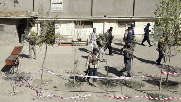 Силы безопасности патрулируют улицу после взрыва бомбы возле избирательного участка в Кабуле, Афганистан. 20 октября 2018