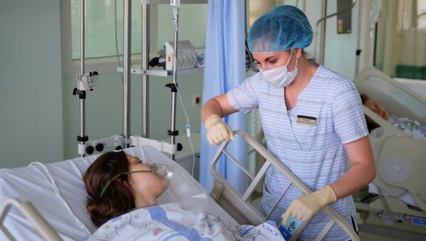 Сотрудница Краснодарской краевой клинической больницы №1 осматривает пострадавшую при нападении на технологический колледж в Керчи