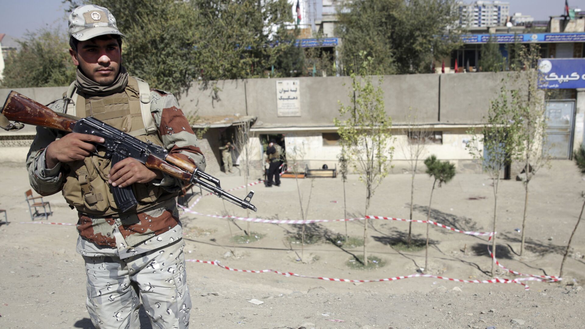 Полицейский возле избирательного участка в Кабуле, где прогремел взрыв. 20 октября 2018 - РИА Новости, 1920, 02.11.2020