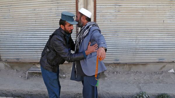 Осмотр участника голосования у избирательного участка в Кабуле