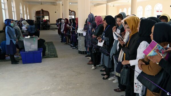 Женщины во время голосования на одном из избирательных участков Кабула
