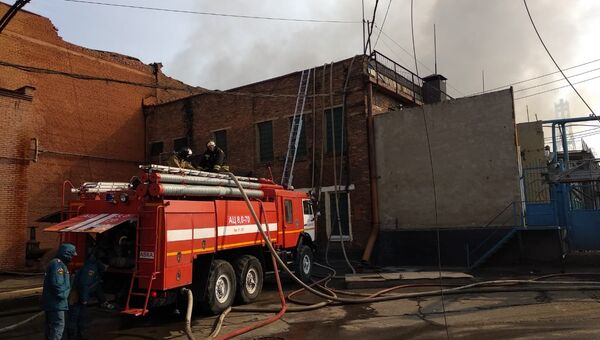 Сотрудники противопожарной службы во время тушения пожара на заводе Электроцинк во Владикавказе. 21 октября 2018