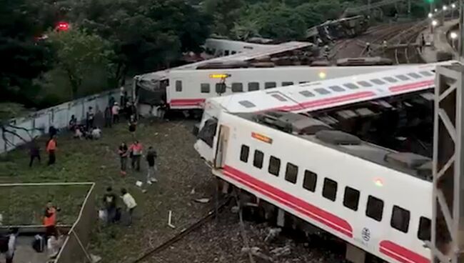 На месте схода с рельсов скоростного поезда Puyuma Express на севере Тайваня. 21 октября 2018