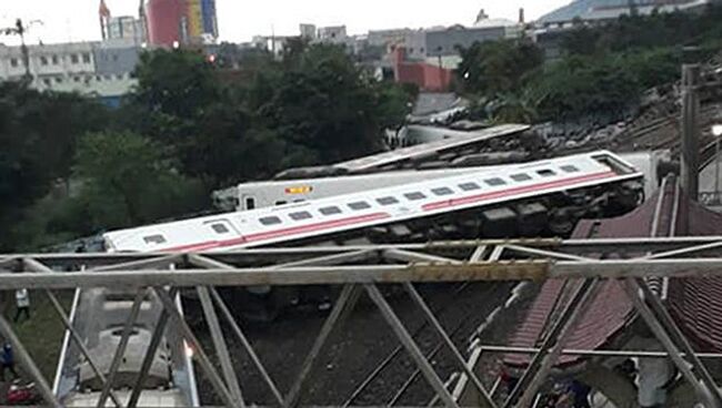 На месте схода с рельсов скоростного поезда Puyuma Express на севере Тайваня. 21 октября 2018